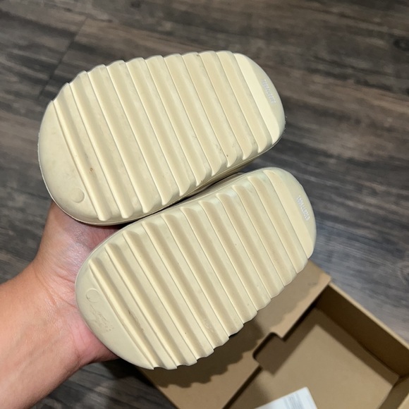 Yeezy slides - Picture 2 of 3